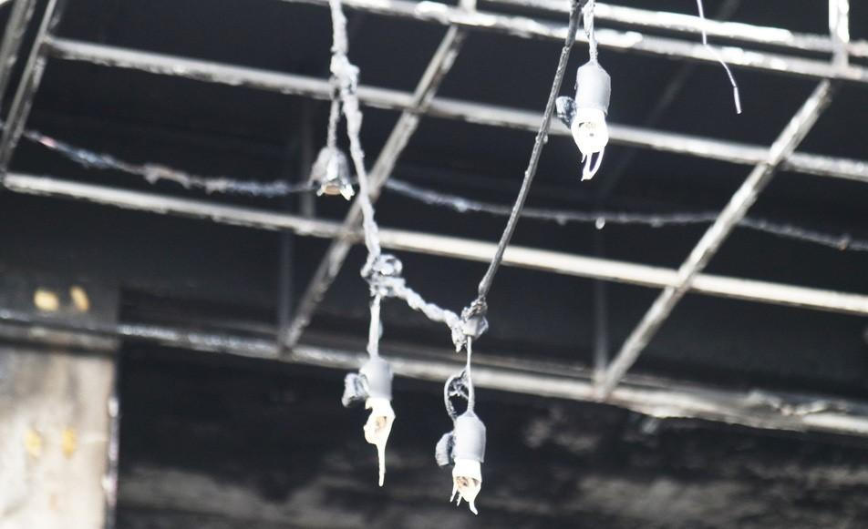 Hiện trường tan hoang vụ cháy phòng trà làm 6 người tử vong ở Nghệ An