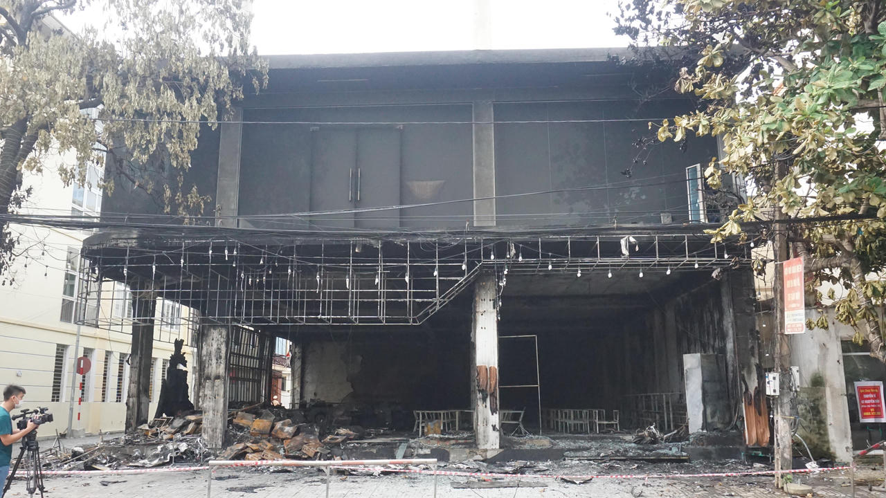 Hiện trường tan hoang vụ cháy phòng trà làm 6 người tử vong ở Nghệ An