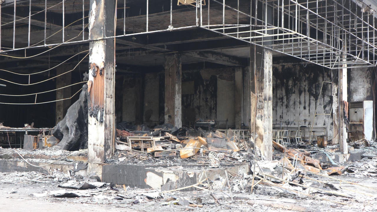 Hiện trường tan hoang vụ cháy phòng trà làm 6 người tử vong ở Nghệ An