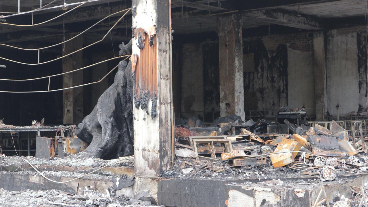 Hiện trường tan hoang vụ cháy phòng trà làm 6 người tử vong ở Nghệ An