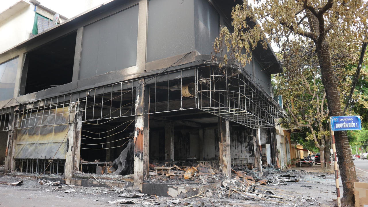 Hiện trường tan hoang vụ cháy phòng trà làm 6 người tử vong ở Nghệ An