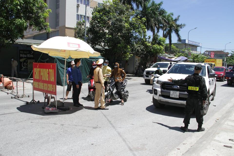 Cửa ngõ thành Vinh ùn tắc, tài xế mang đủ giấy tờ xin qua chốt kiểm soát dịch COVID-19