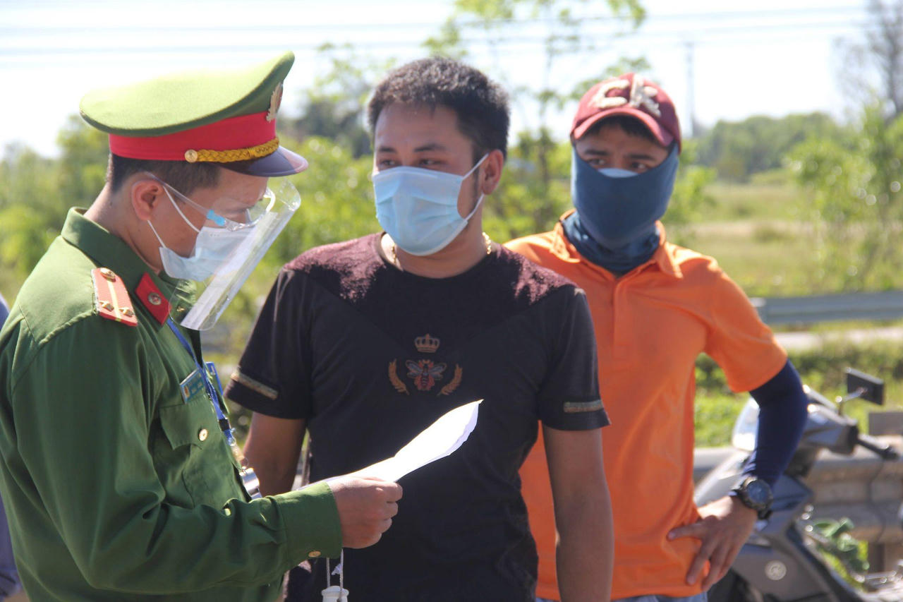 Cửa ngõ thành Vinh ùn tắc, tài xế mang đủ giấy tờ xin qua chốt kiểm soát dịch COVID-19