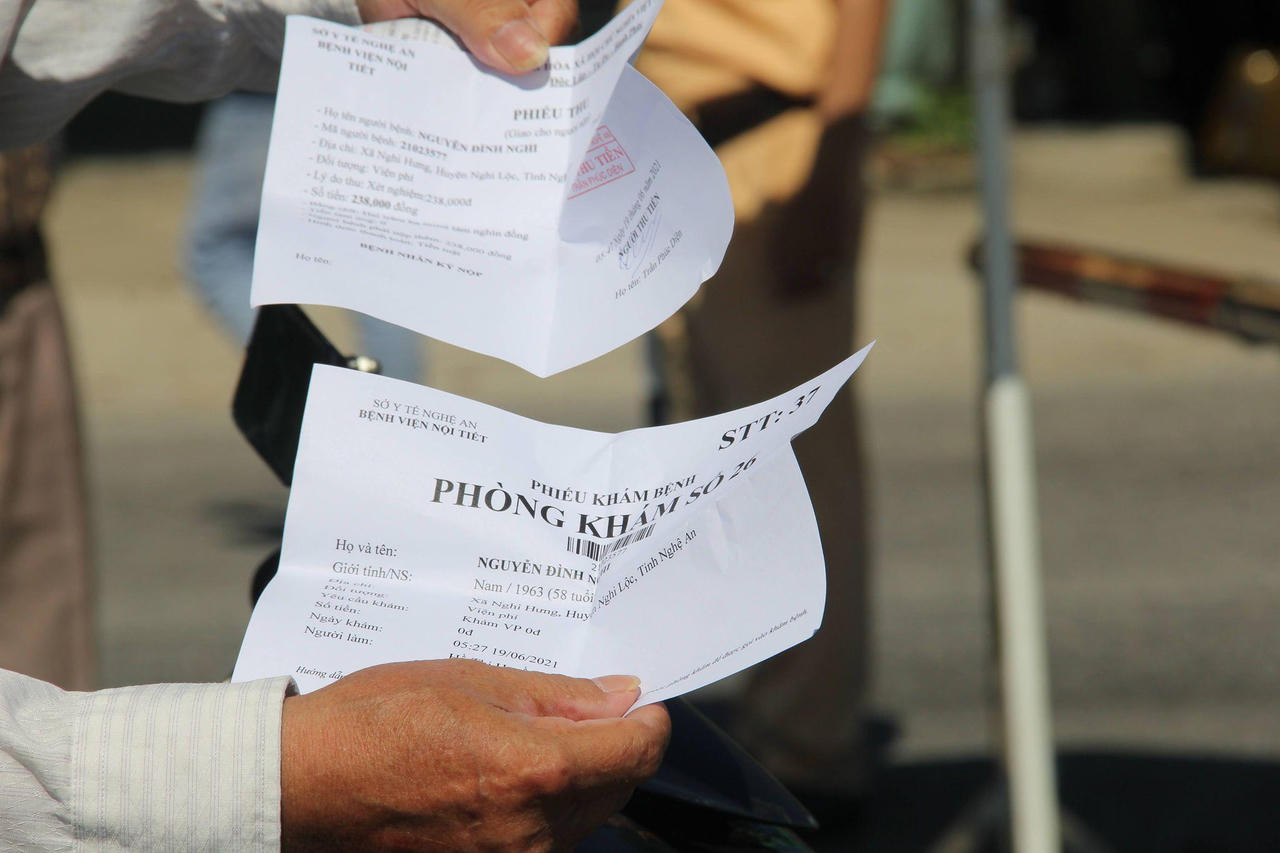 Cửa ngõ thành Vinh ùn tắc, tài xế mang đủ giấy tờ xin qua chốt kiểm soát dịch COVID-19