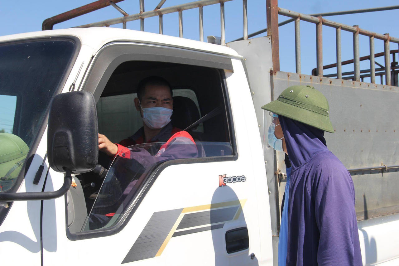 Cửa ngõ thành Vinh ùn tắc, tài xế mang đủ giấy tờ xin qua chốt kiểm soát dịch COVID-19