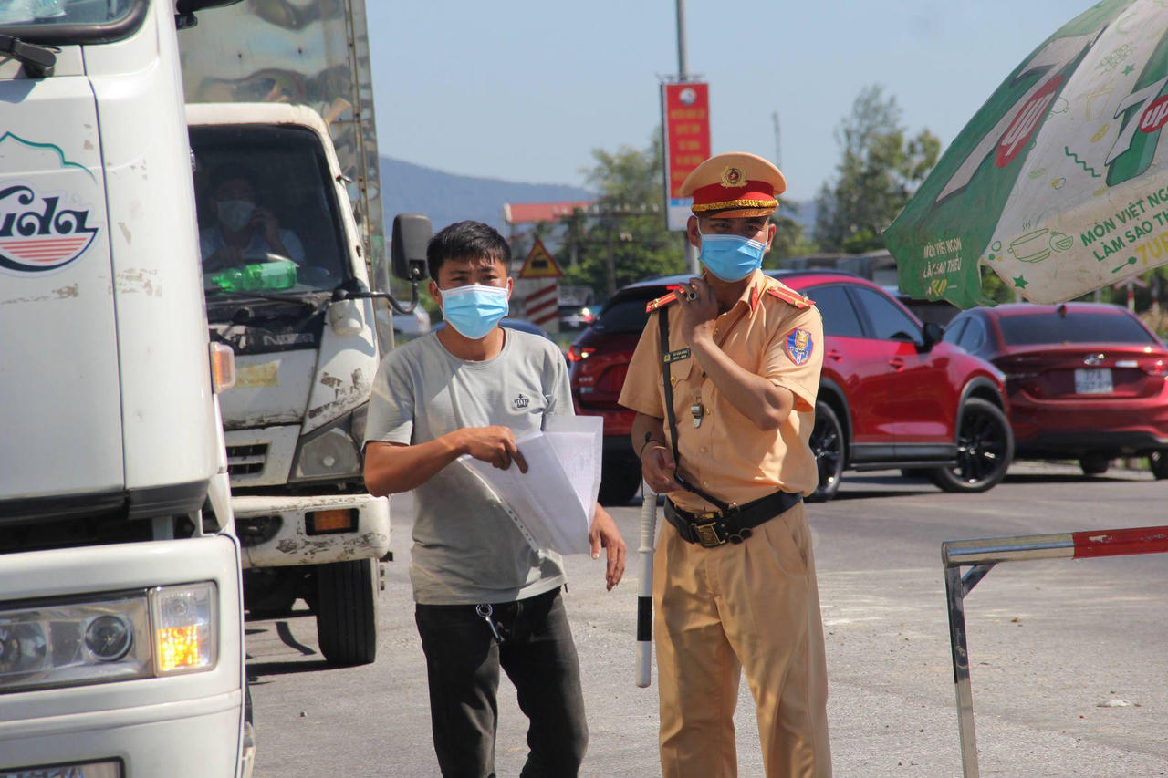 Cửa ngõ thành Vinh ùn tắc, tài xế mang đủ giấy tờ xin qua chốt kiểm soát dịch COVID-19