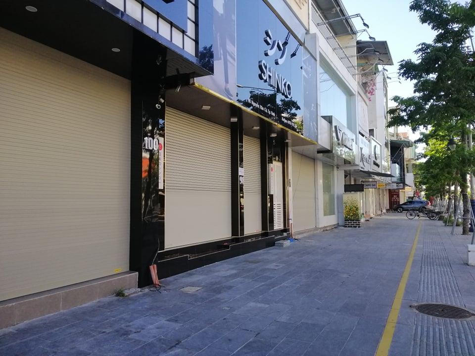 Cửa ngõ thành Vinh ùn tắc, tài xế mang đủ giấy tờ xin qua chốt kiểm soát dịch COVID-19