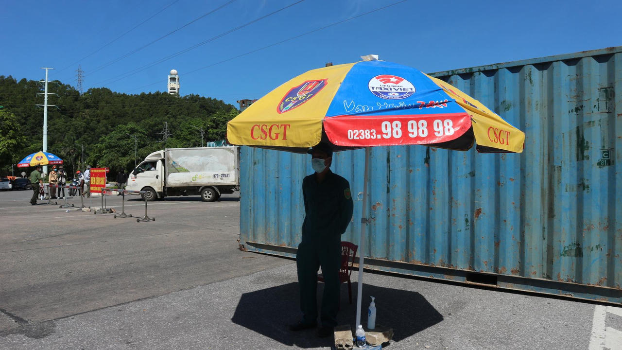 Công an Nghệ An đội nắng "bám" chốt phòng, chống dịch