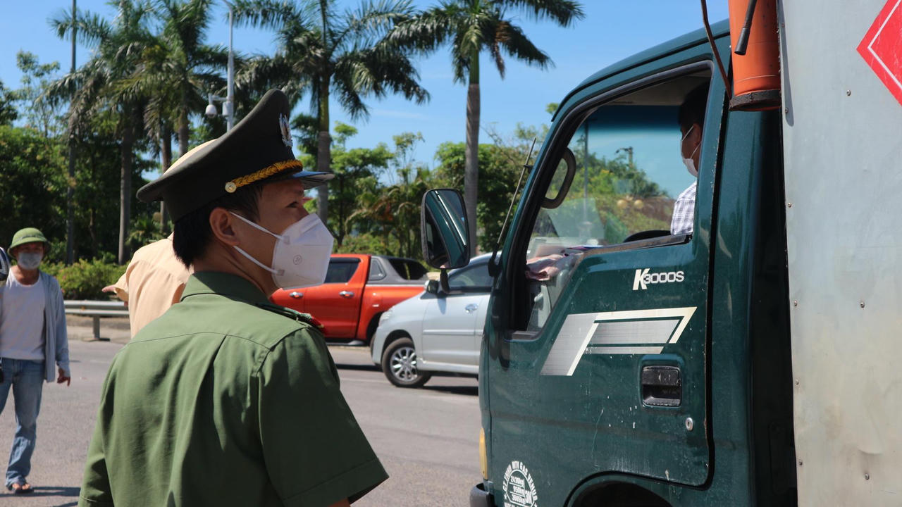 Công an Nghệ An đội nắng "bám" chốt phòng, chống dịch