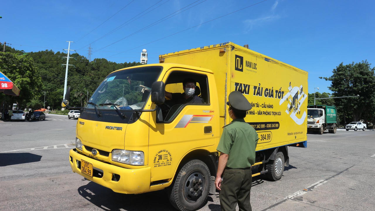 Công an Nghệ An đội nắng "bám" chốt phòng, chống dịch