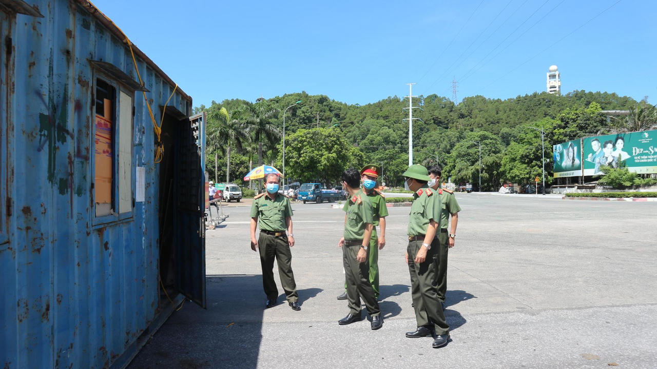 Công an Nghệ An đội nắng "bám" chốt phòng, chống dịch