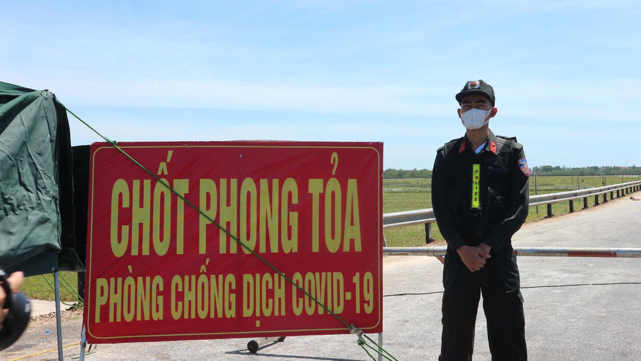 Công an Nghệ An đội nắng "bám" chốt phòng, chống dịch