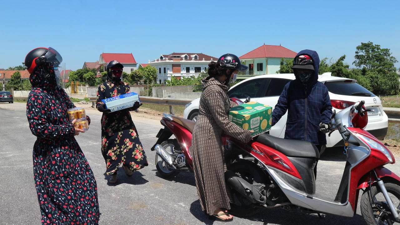 Công an Nghệ An đội nắng "bám" chốt phòng, chống dịch