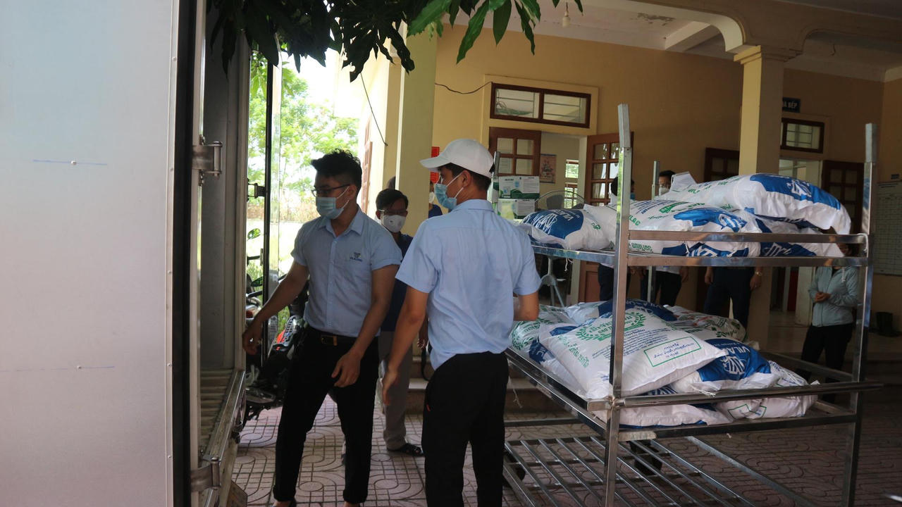 Văn phòng Đại diện báo Pháp luật Việt Nam tại Nghệ An “tiếp lửa” cho tuyến đầu chống dịch