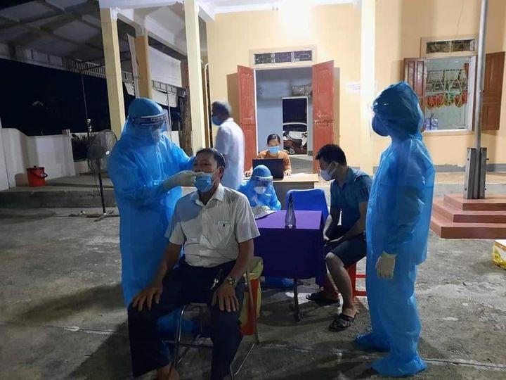 Xúc động cảnh nữ y tá bất ngờ gặp con trong khu phong tỏa