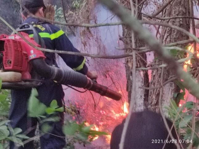 Hàng trăm cảnh sát khống chế 3 vụ cháy rừng trong 12 tiếng