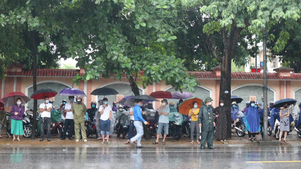 Phụ huynh Nghệ An dầm mưa đợi con thi tốt nghiệp
