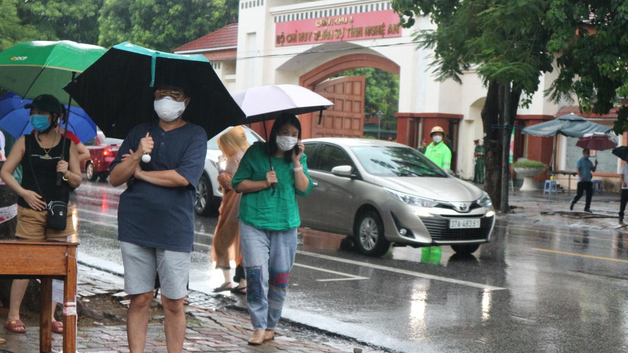 Phụ huynh Nghệ An dầm mưa đợi con thi tốt nghiệp