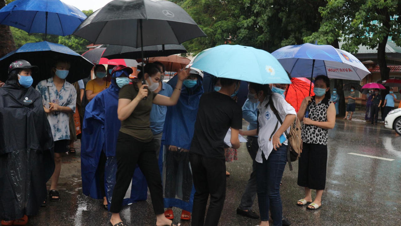 Phụ huynh Nghệ An dầm mưa đợi con thi tốt nghiệp