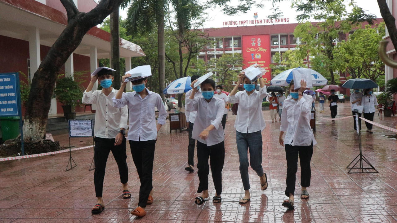 Phụ huynh Nghệ An dầm mưa đợi con thi tốt nghiệp