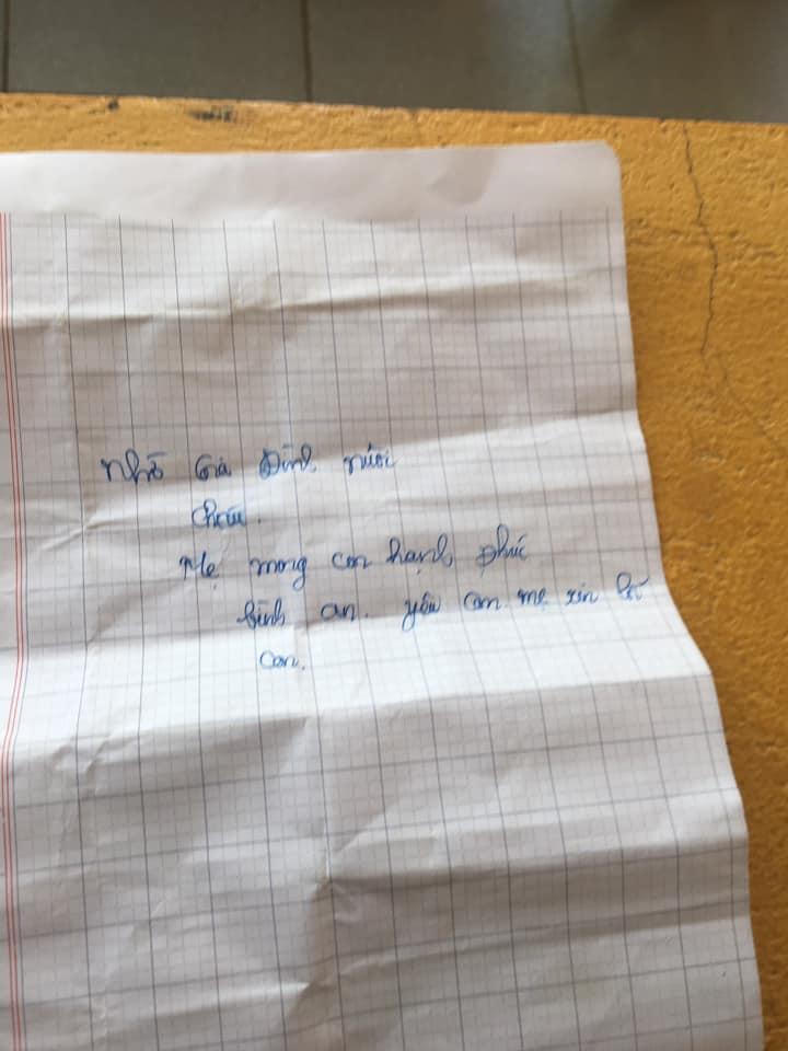 Bé trai khoảng 10 ngày tuổi bị mẹ bỏ rơi kèm những lời day dứt