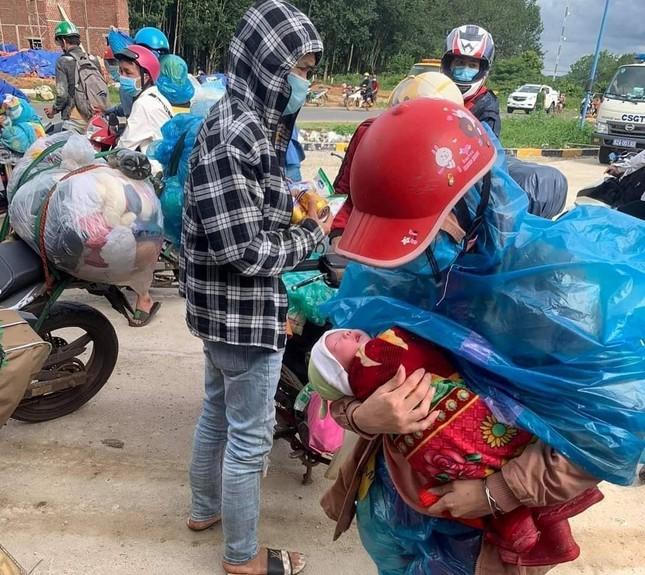 Đứa trẻ 9 ngày tuổi cùng bố mẹ vượt 1500 km về đến quê nhà