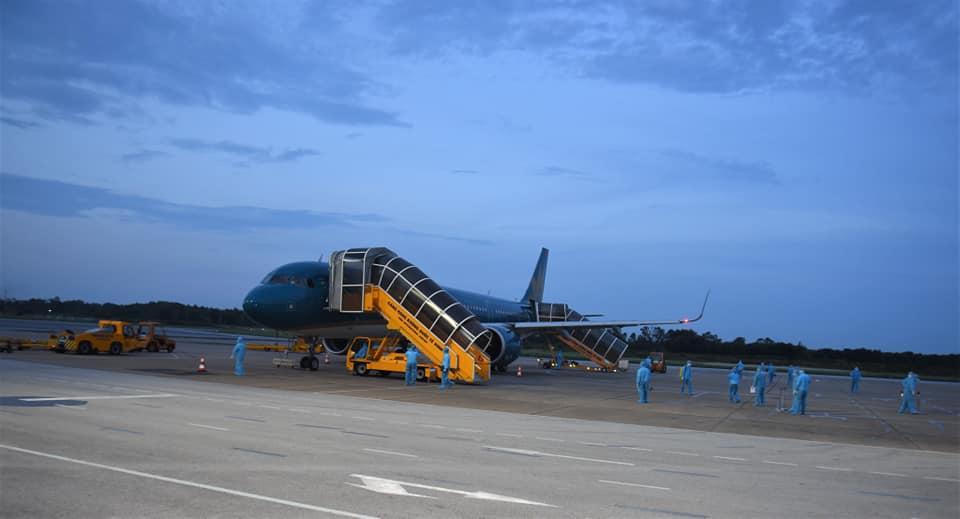Nghệ An đón chuyến bay đầu tiên chở 217 người về từ vùng dịch