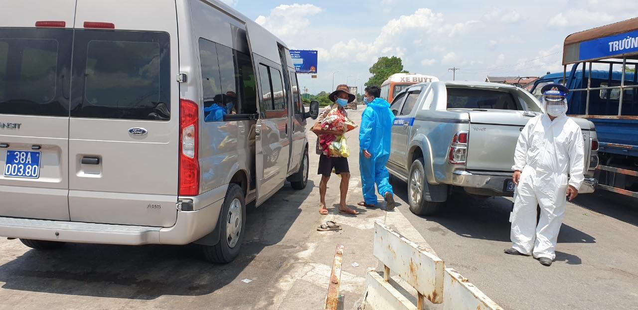 Người đàn ông khuyết tật đạp xe từ TPHCM về Phú Thọ được Nghệ An giúp đỡ