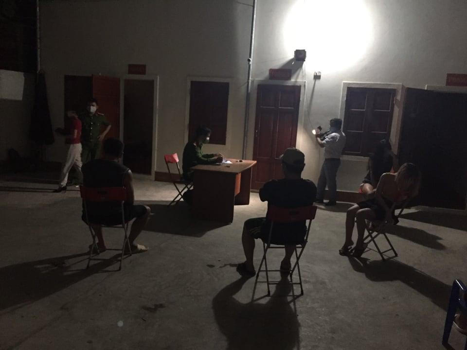 Tụ tập ăn nhậu, nhóm nam nữ bị đề xuất phạt gần 70 triệu đồng