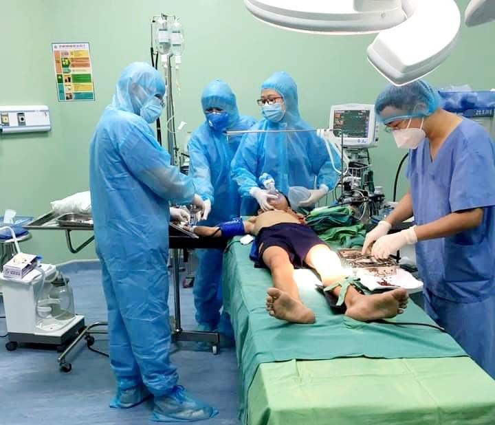 Bé trai bị thanh sắt đâm thấu ngực trong lúc chơi đùa