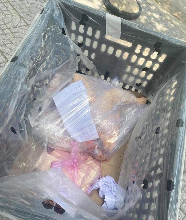 Lên mạng mua thẻ 'shipper áo xanh' giả để đi giao hàng