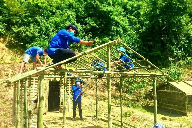 Dân bản dựng nhà tre nứa làm nơi cách ly cho người về từ vùng dịch