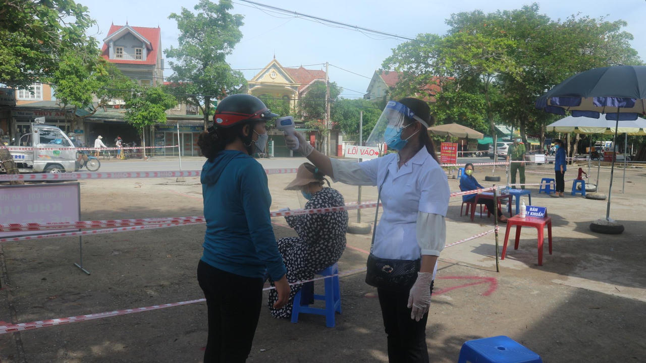 Thích ứng với mùa dịch, tiểu thương Nghệ An lắp “tấm chắn” phòng dịch