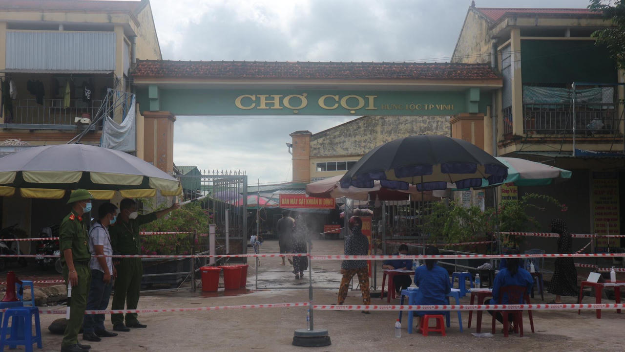 Thích ứng với mùa dịch, tiểu thương Nghệ An lắp “tấm chắn” phòng dịch