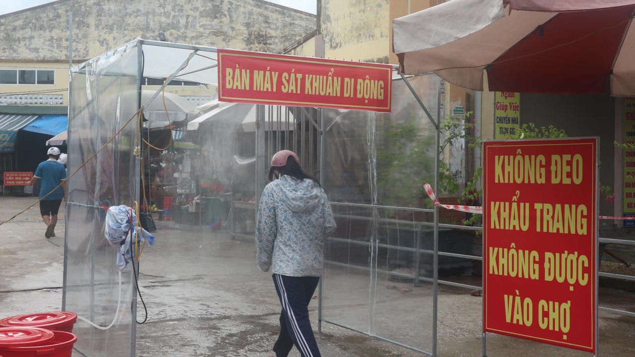 Thích ứng với mùa dịch, tiểu thương Nghệ An lắp “tấm chắn” phòng dịch