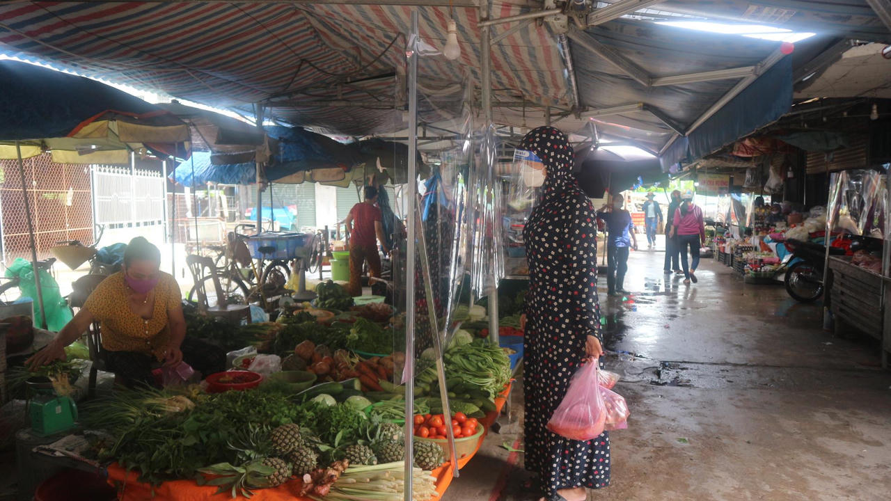 Thích ứng với mùa dịch, tiểu thương Nghệ An lắp “tấm chắn” phòng dịch