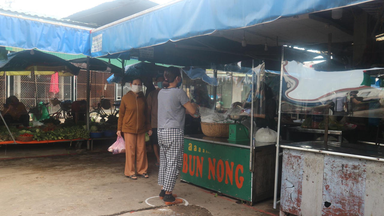 Thích ứng với mùa dịch, tiểu thương Nghệ An lắp “tấm chắn” phòng dịch