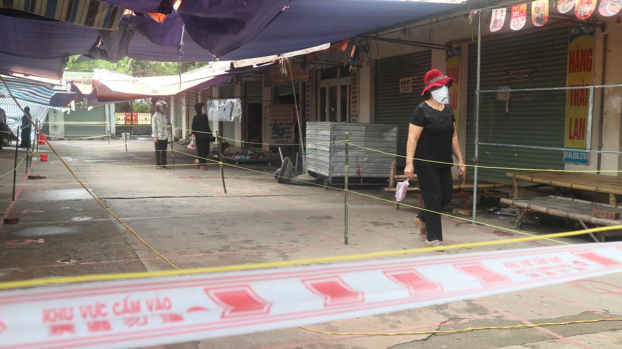 Thích ứng với mùa dịch, tiểu thương Nghệ An lắp “tấm chắn” phòng dịch