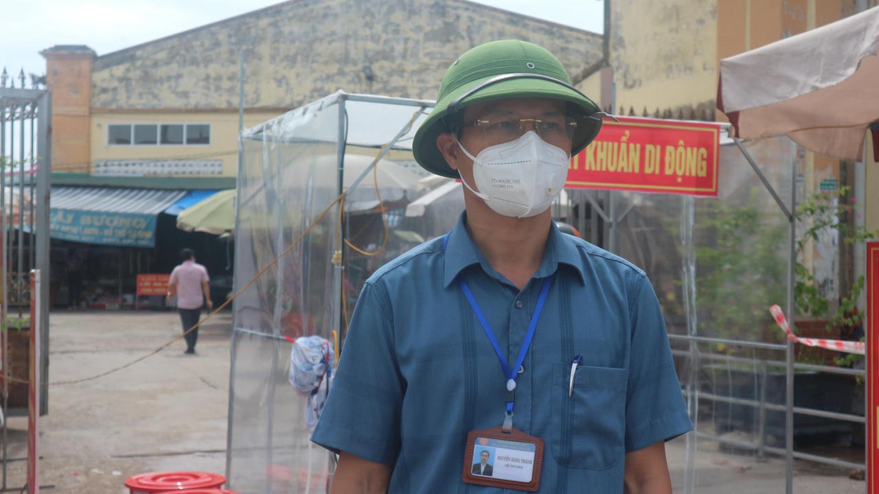 Thích ứng với mùa dịch, tiểu thương Nghệ An lắp “tấm chắn” phòng dịch