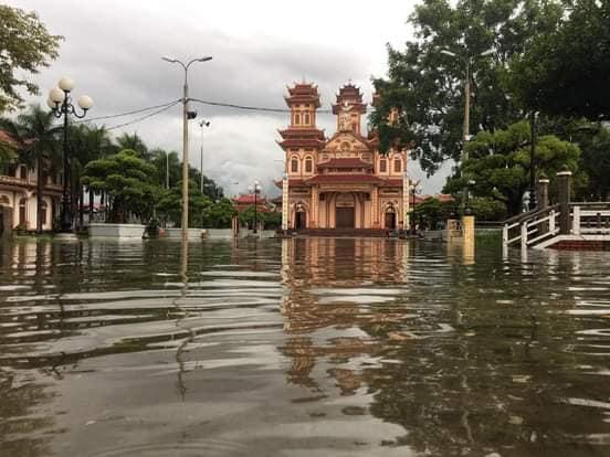 Mưa xối xả gây ngập, chia cắt nhiều địa phương, hồ Vực Mấu thông báo xả tràn