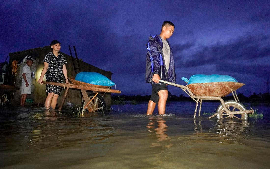 Mưa lớn gây ngập lụt hàng nghìn nhà ở, Nghệ An phải di dời nhiều hộ dân