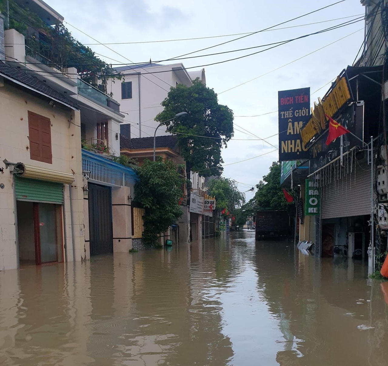 Mưa lớn gây ngập lụt hàng nghìn nhà ở, Nghệ An phải di dời nhiều hộ dân