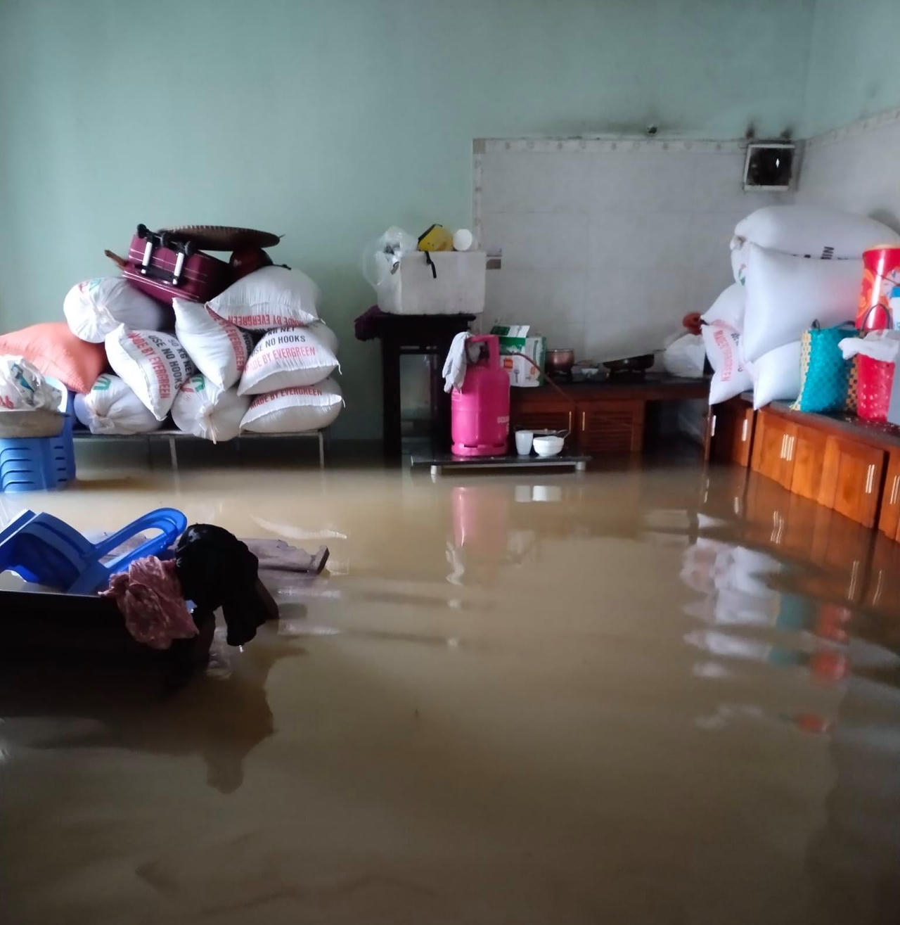 Mưa lớn gây ngập lụt hàng nghìn nhà ở, Nghệ An phải di dời nhiều hộ dân