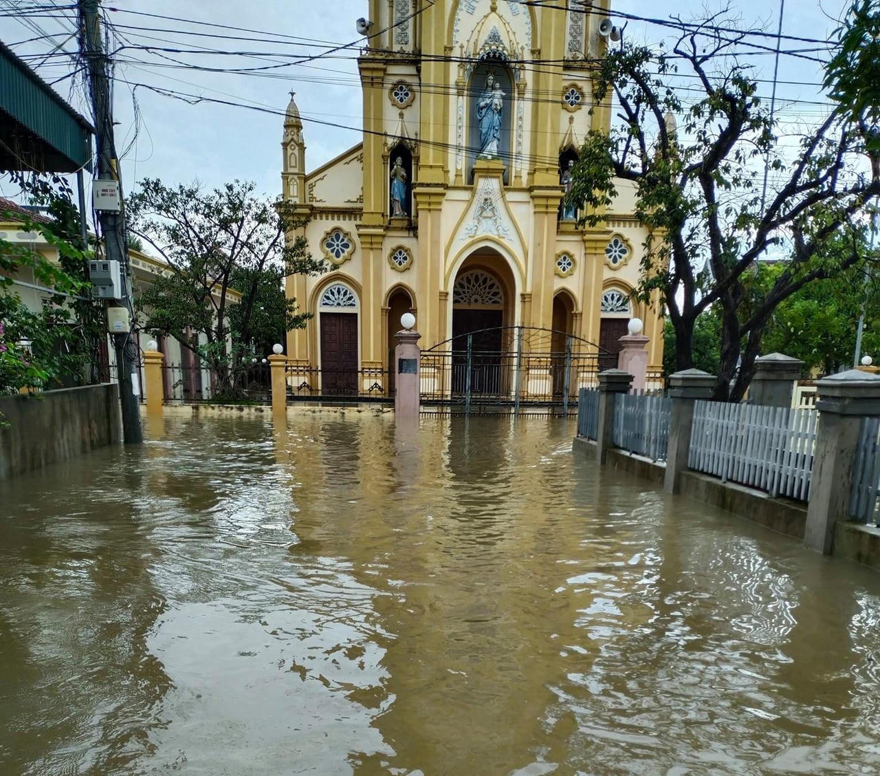 Mưa lớn gây ngập lụt hàng nghìn nhà ở, Nghệ An phải di dời nhiều hộ dân