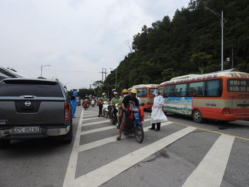 Huy động xe buýt, xe khách chở người từ các tỉnh phía nam về quê