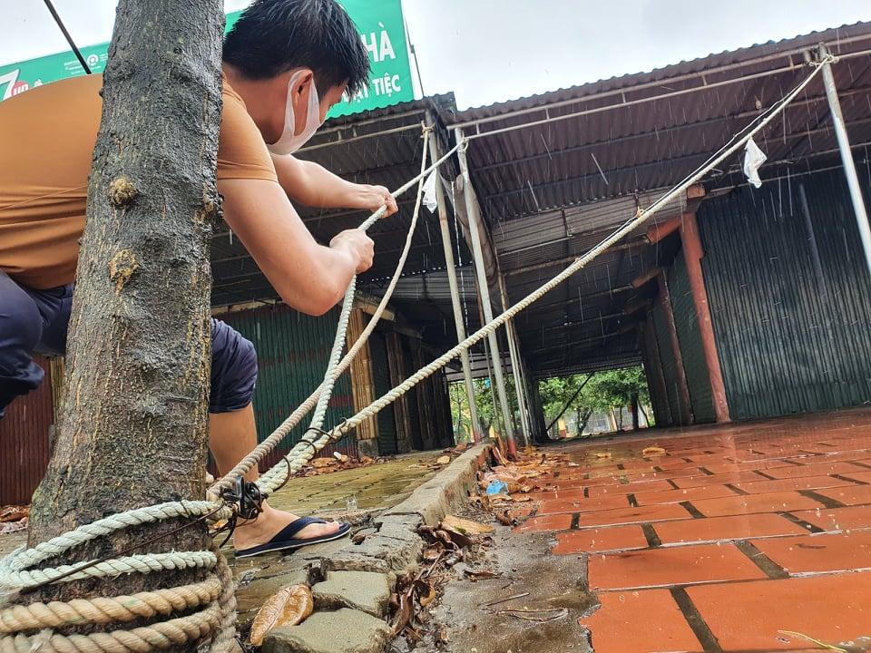 Sóng cao 5m đánh vào bờ biển Nghệ An