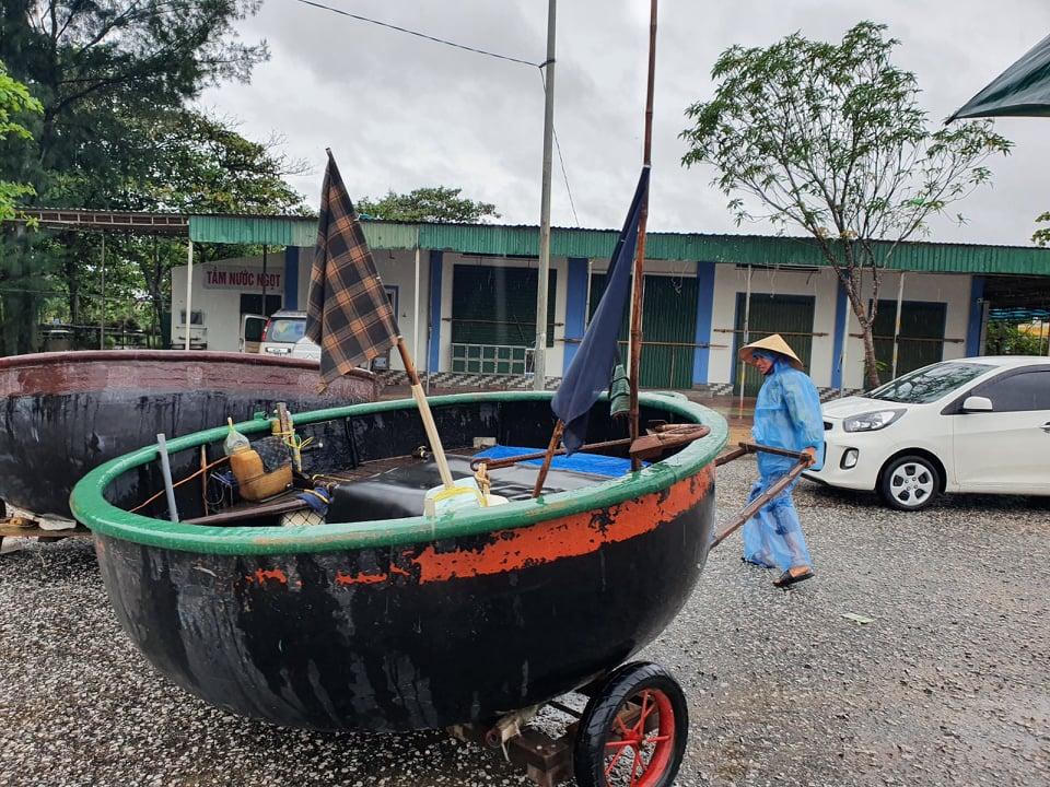 Sóng cao 5m đánh vào bờ biển Nghệ An