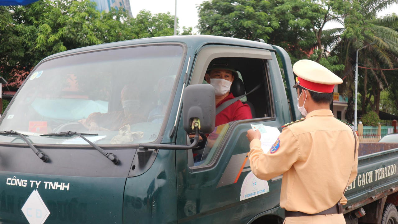 Nhiều người vào Nghệ An bất ngờ vì yêu cầu giấy xét nghiệm khi chưa tiêm đủ 2 mũi