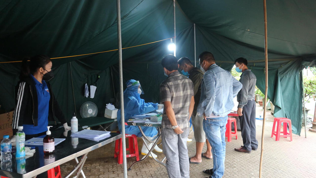 Nhiều người vào Nghệ An bất ngờ vì yêu cầu giấy xét nghiệm khi chưa tiêm đủ 2 mũi