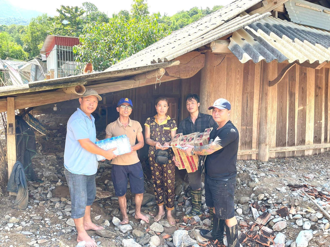 Nghĩa tình đồng bào sau cơn lũ dữ ở Kỳ Sơn